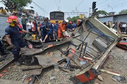 Tàu hoả tông xe buýt Indonesia, 16 người thiệt mạng